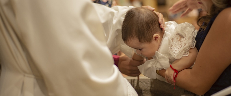 Bautizar al bebé - ¿Qué es el sacramento del bautismo católico para niños?